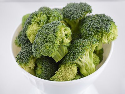 dog-eat-broccoli