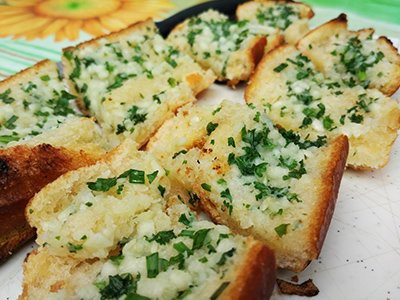 dogs-eat-garlic-or-garlic-bread